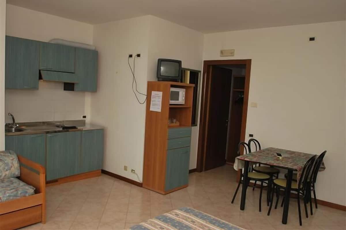 Studio, Lake View | Laptop workspace, free WiFi, bed sheets