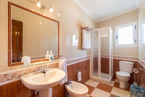 Shower, bidet, towels