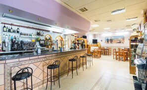 Serve café da manhã, almoço e jantar 