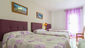 Habitación cuádruple | Wifi gratis y ropa de cama