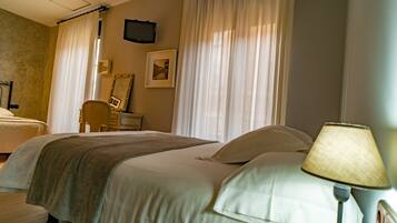 高档床上用品、客房内保险箱、办公桌、免费 WiFi