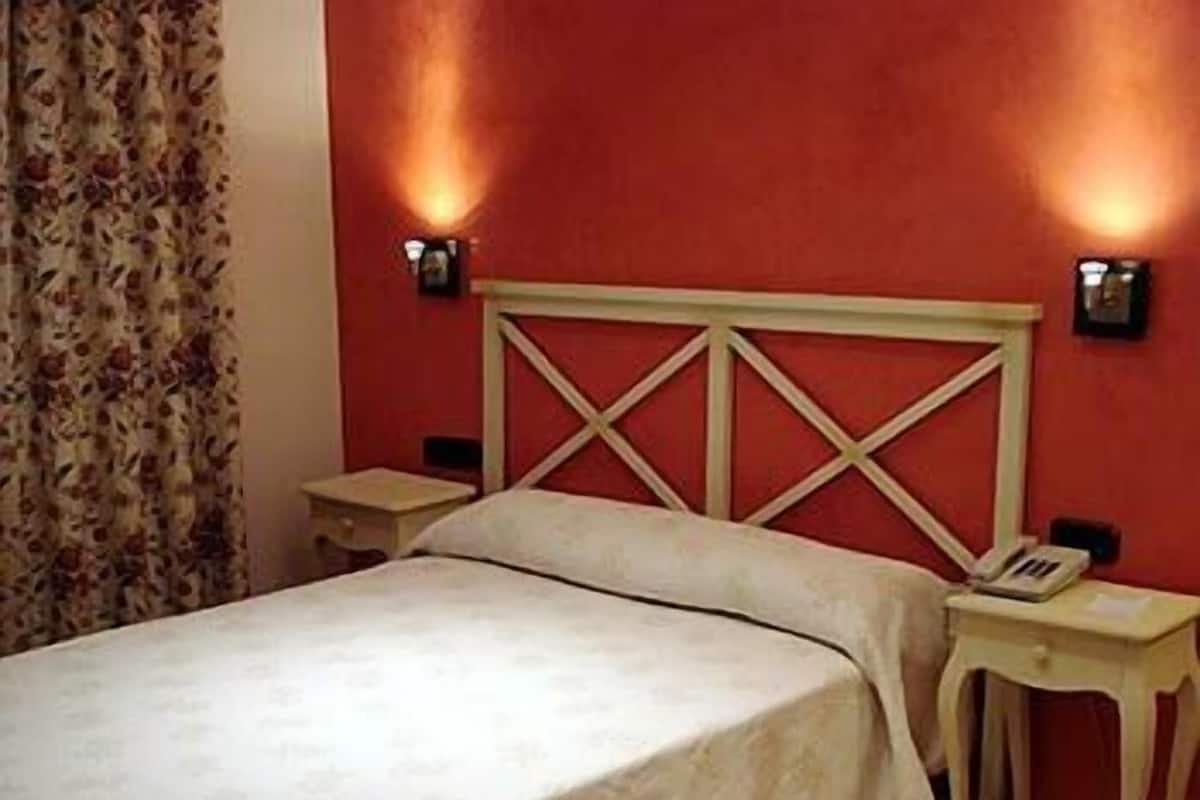 Premium bedding, in-room safe, desk, free WiFi