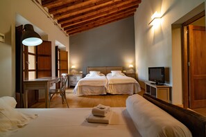 Standard Studio, 1 Bedroom, Kitchen | Premium bedding, in-room safe, desk, free WiFi