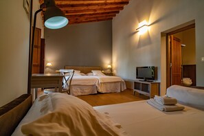 Ropa de cama de alta calidad y caja de seguridad en la habitación 