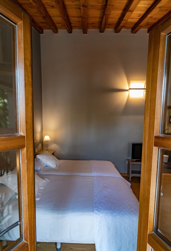Premium bedding, in-room safe, desk, free WiFi