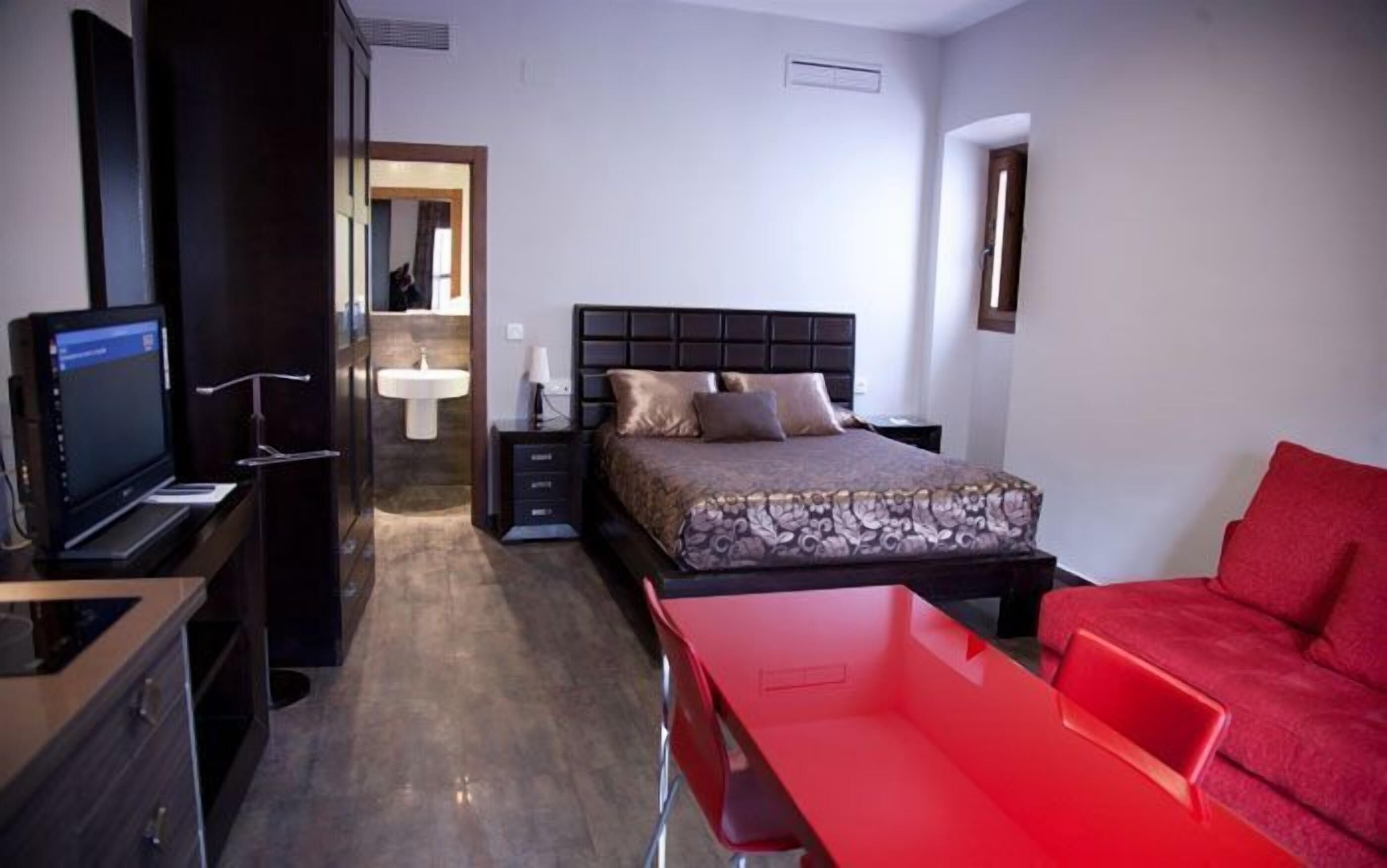 Premium bedding, in-room safe, desk, free WiFi