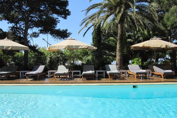 Outdoor pool, pool umbrellas, sun loungers
