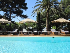 Utendørsbasseng, bassengparasoller og solsenger