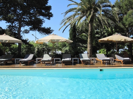 Outdoor pool, pool umbrellas, sun loungers