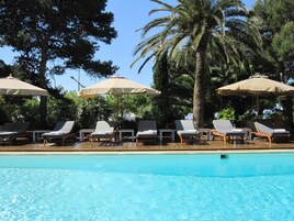 室外游泳池，池畔遮阳伞，日光浴躺椅