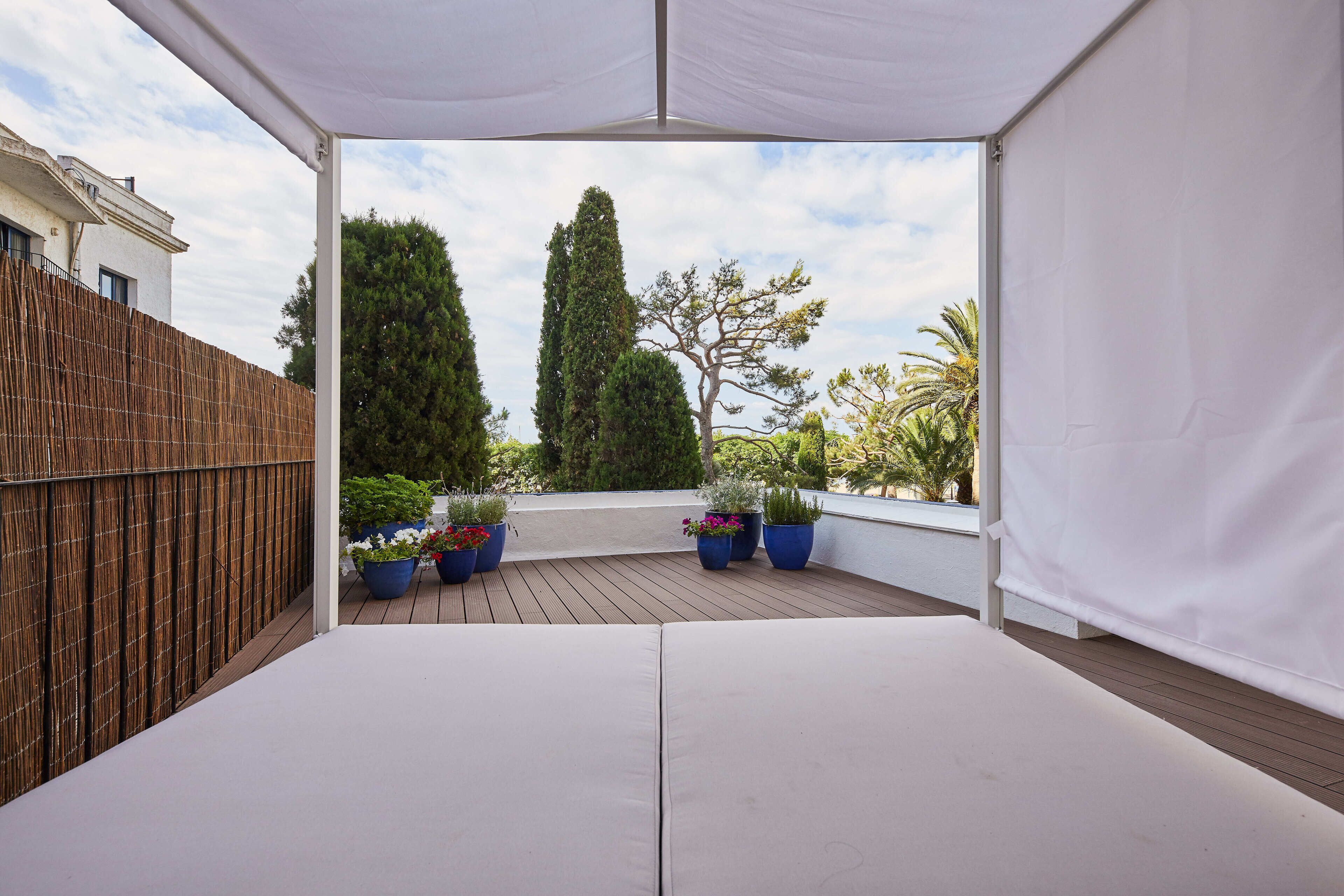 Superior tweepersoonskamer, terras, uitzicht op tuin | Een kluis op de kamer, een bureau, gratis wifi, beddengoed