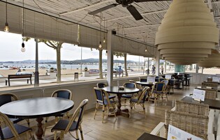 供应午餐和晚餐，地中海菜