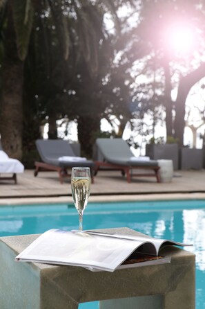 Outdoor pool, pool umbrellas, sun loungers - Hotel Trias (Palamós)