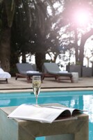 Una piscina al aire libre, sombrillas, tumbonas