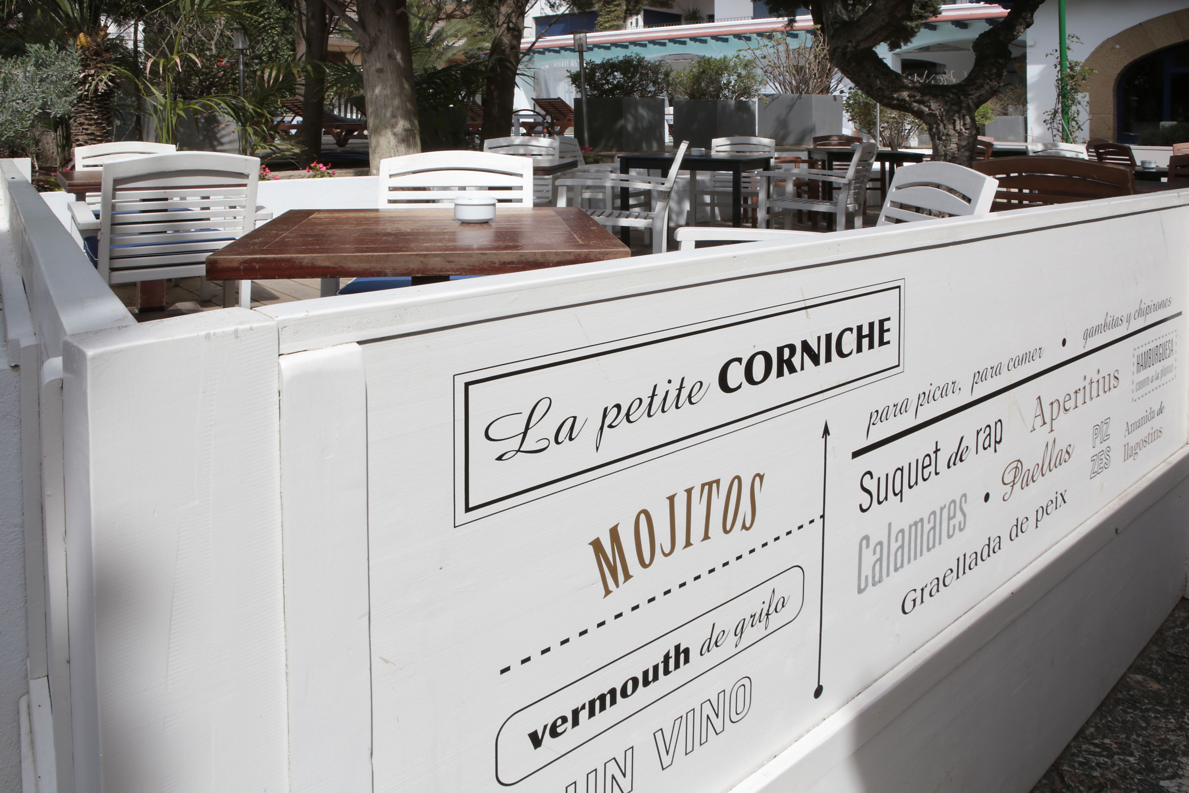 Quadro de menu de restaurante com itens como Mojitos e Vermouth de Grifo.