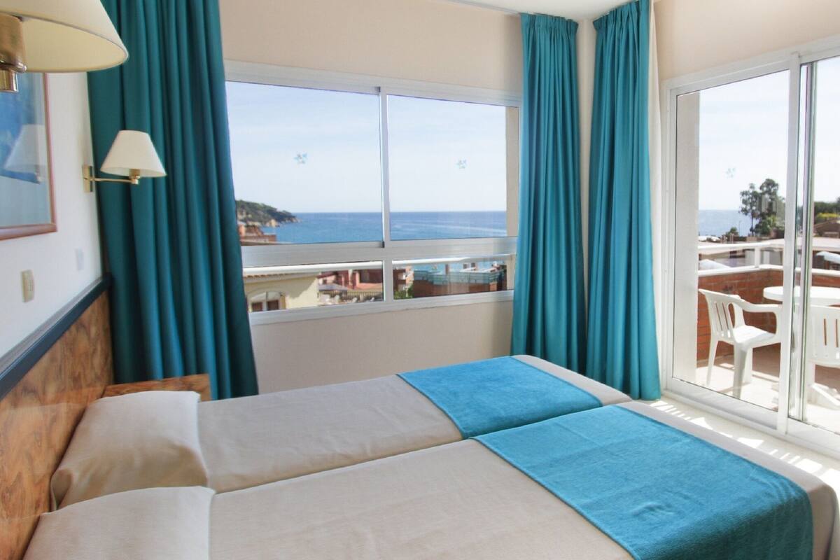 Escritorio, wifi gratis, ropa de cama