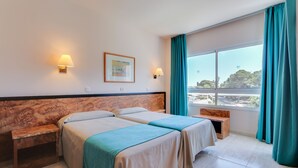 Escritorio, wifi gratis, ropa de cama