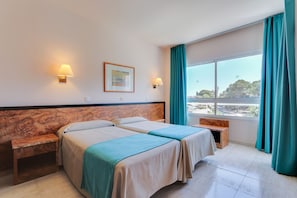 Escritorio, wifi gratis, ropa de cama