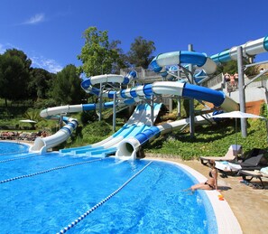 Outdoor pool, pool umbrellas, pool loungers - Hotel Gran Garbi Mar (Lloret de Mar)
