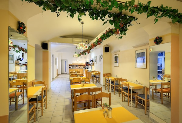 Café da manhã com buffet todos os dias (EUR 5 por pessoa)
