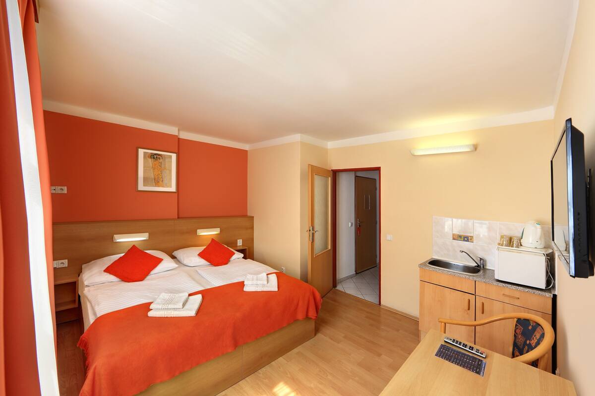 Caja de seguridad en la habitación y escritorio