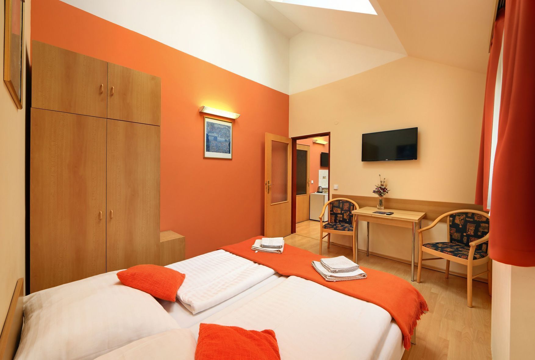 Värdeförvaringsskåp på rummet, skrivbord och strykjärn/strykbräda