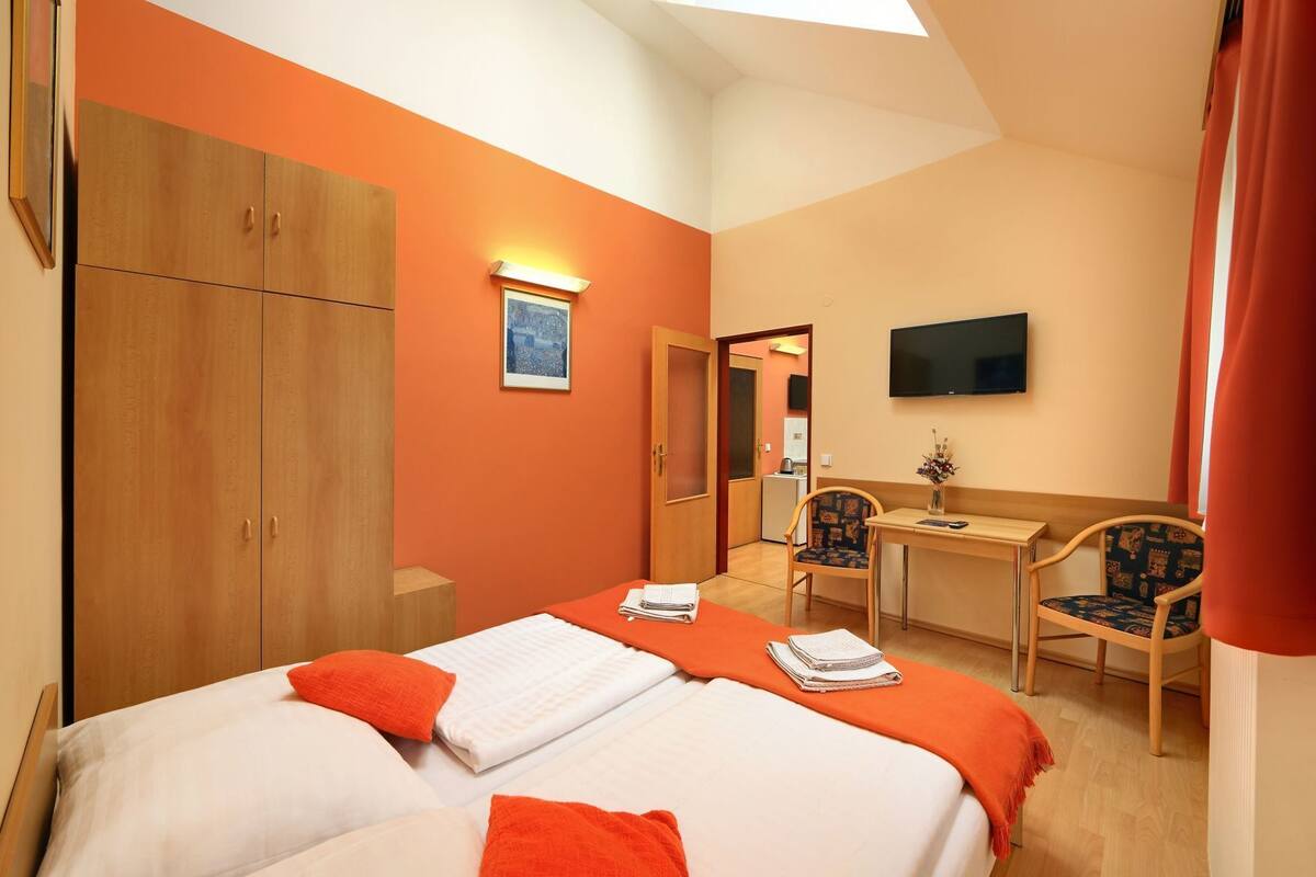 Caja de seguridad en la habitación y escritorio