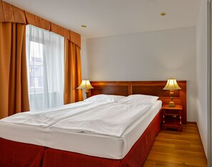 ห้องแฟมิลี่ | ผ้านวมขนเป็ด, ตู้นิรภัยในห้องพัก, โต๊ะทำงาน, ผ้าม่านกันแสง