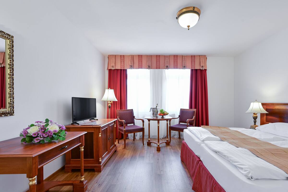 Deluxe Room | Down duvets, in-room safe, desk, blackout curtains