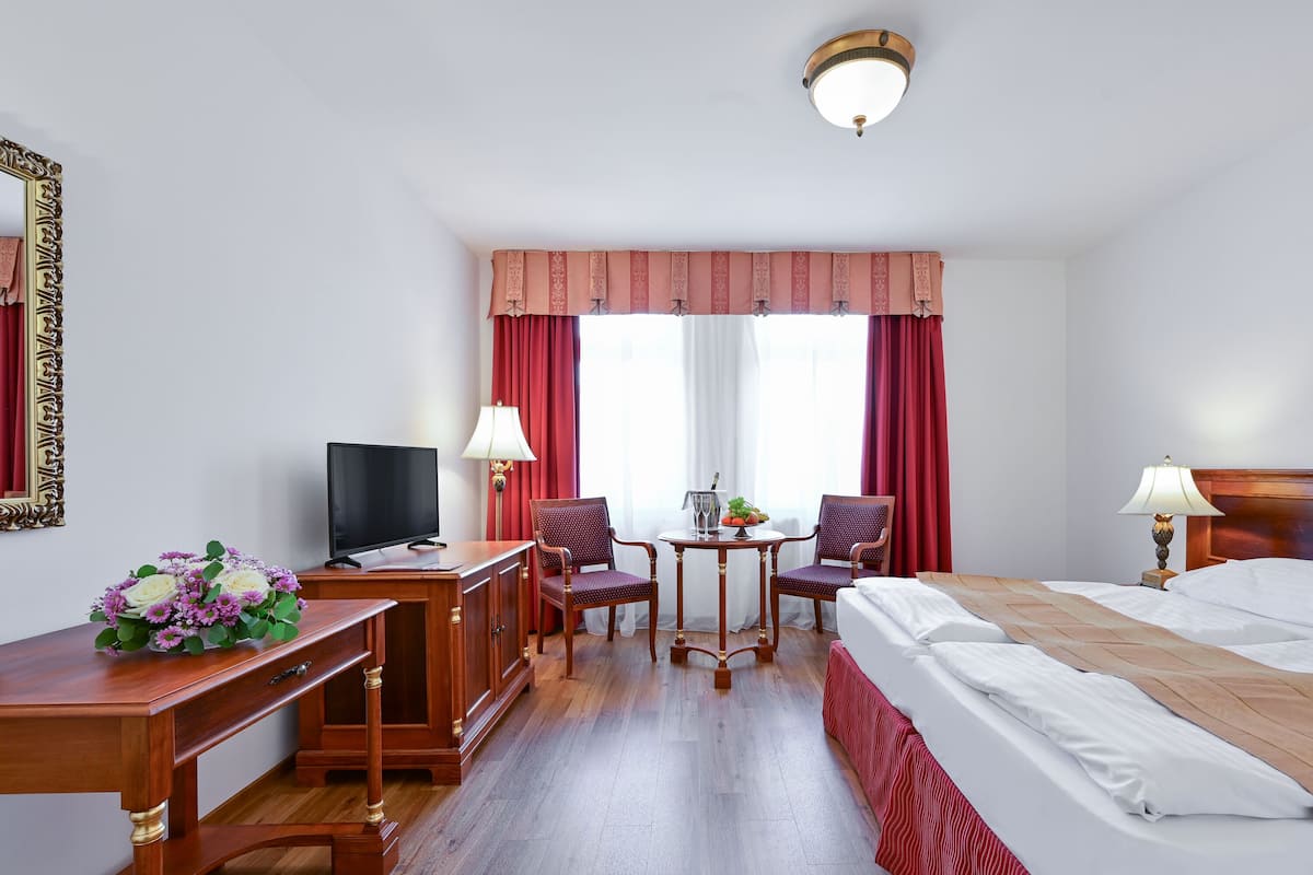 Deluxe-Zimmer | Daunenbettdecken, Zimmersafe, Schreibtisch, Verdunkelungsvorhänge