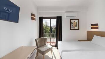 Twin Room (with extra bed) | In-room safe, desk, blackout drapes, soundproofing