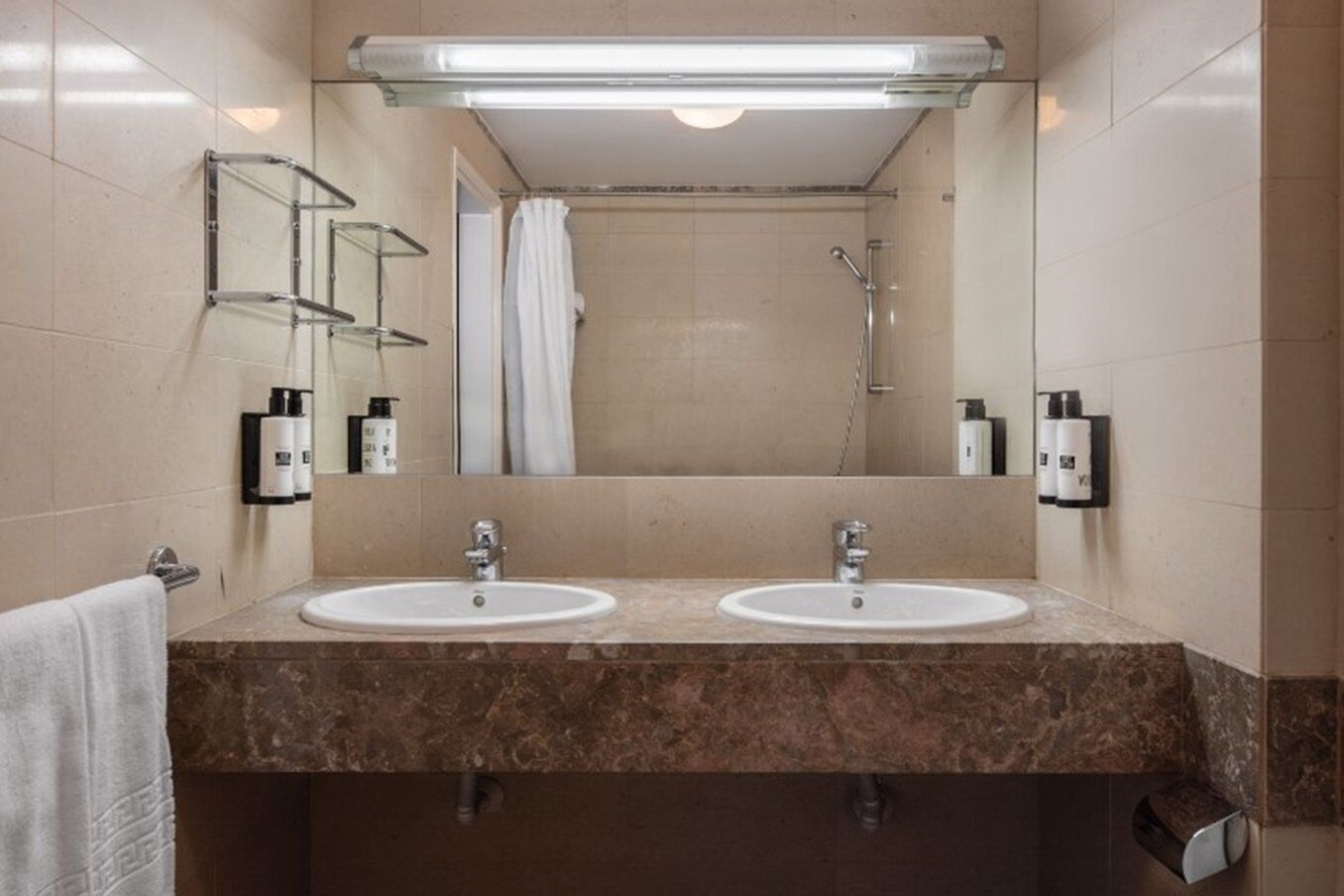 twin room | bathroom | shower, eco-friendly toiletries, hair dryer, towels