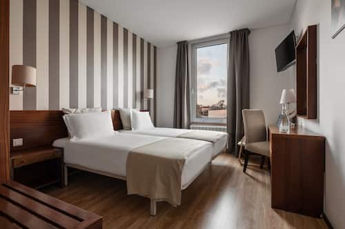 Quarto duplo (Sanctuary View) | Cofres nos quartos, escrivaninha, cortinas blackout