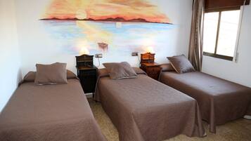 Muebles diferentes, escritorio y cortinas blackout