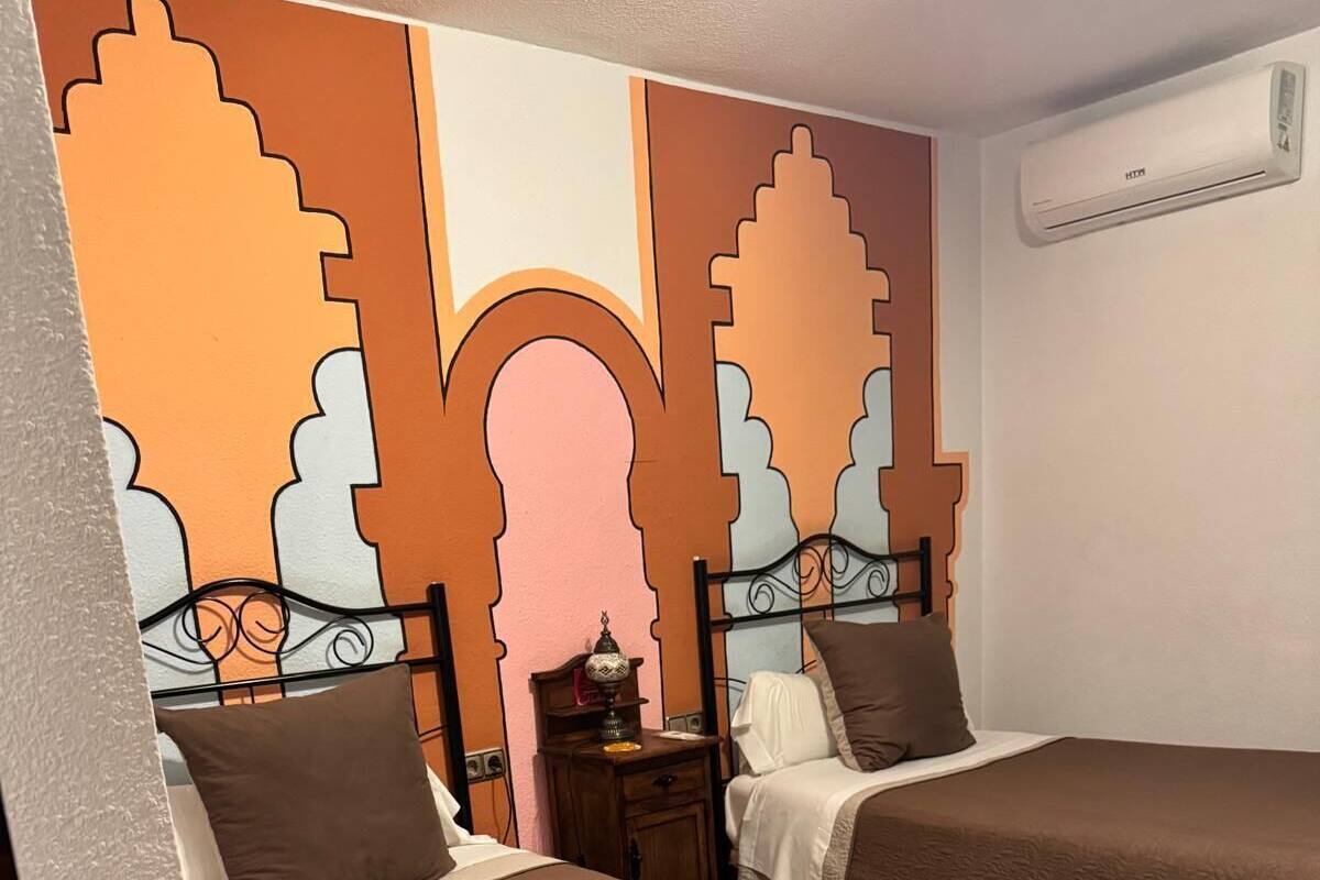 Habitación Twin Terraza | Desk, blackout drapes, iron/ironing board (on request), WiFi (free)