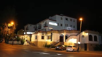 Fachada da propriedade à noite