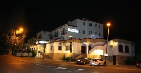 Fachada de la propiedad por la tarde o noche