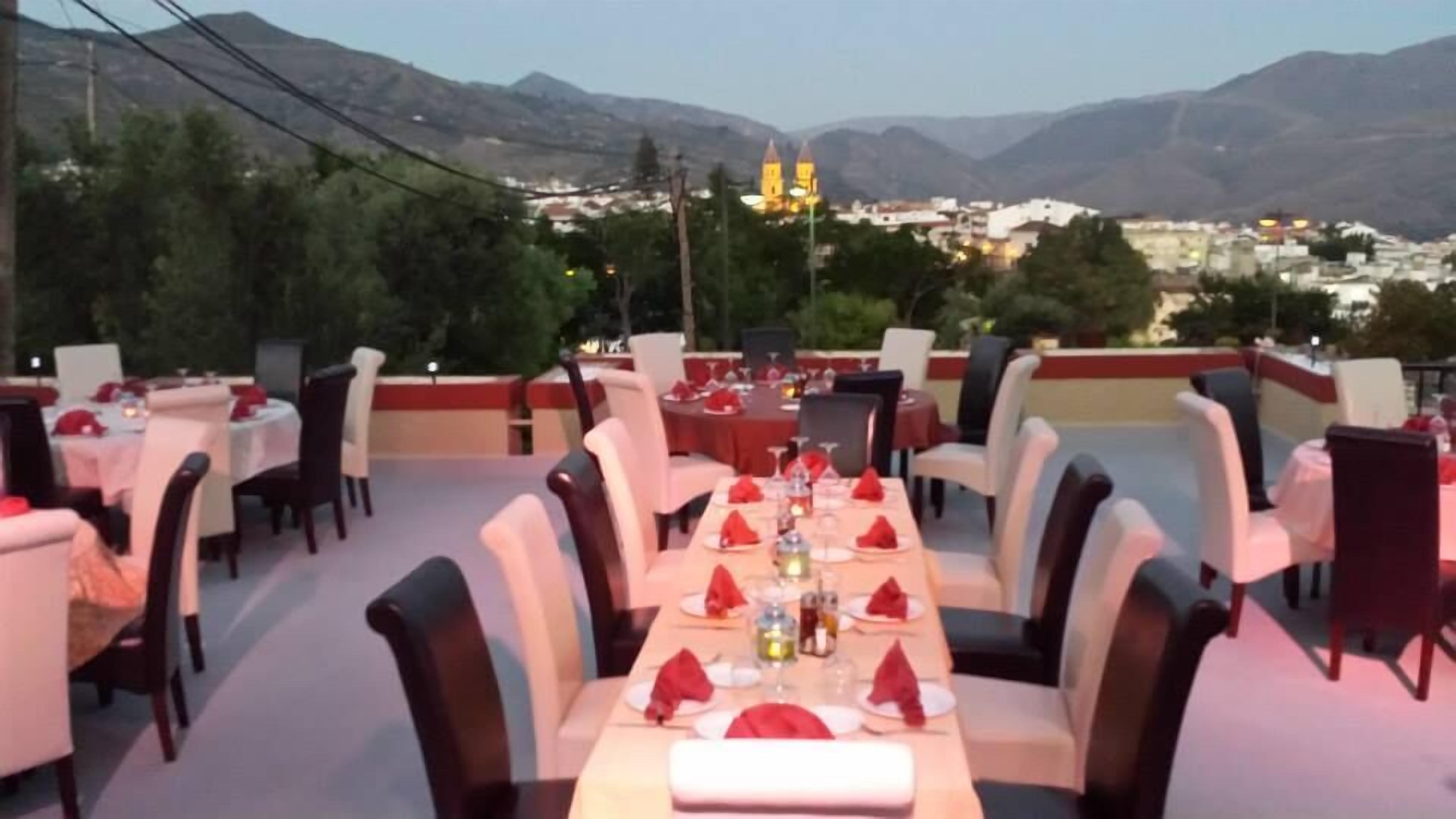 Ontbijt, serveert lunch, diner, Spaanse gerechten, openlucht dineren 