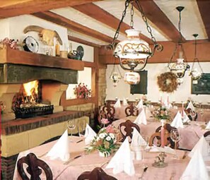 Breakfast, lunch and dinner served  - Spundloch - das Hotel & Weinrestaurant (Veitshoechheim)