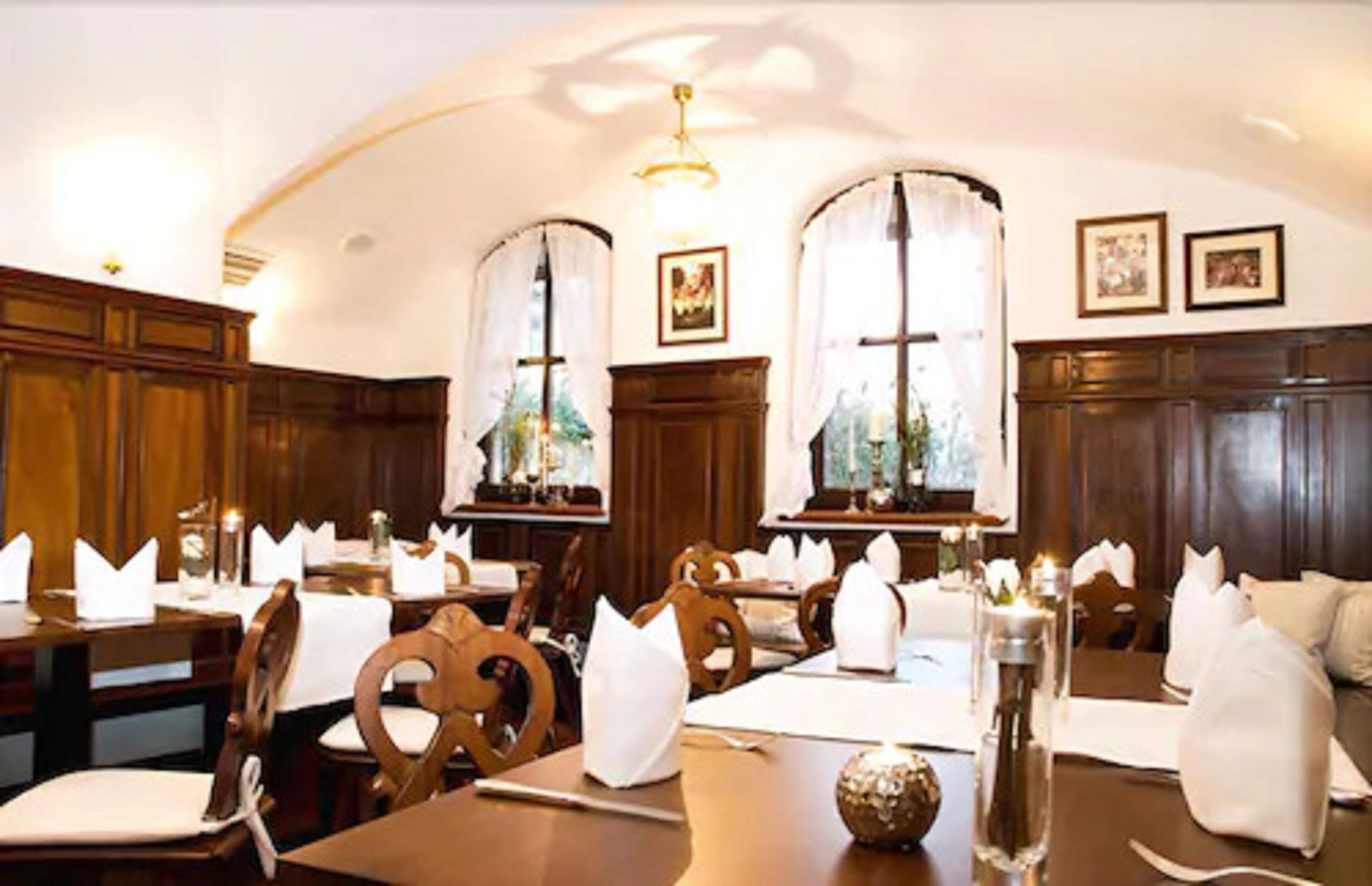 breakfast, lunch, dinner served; al fresco dining