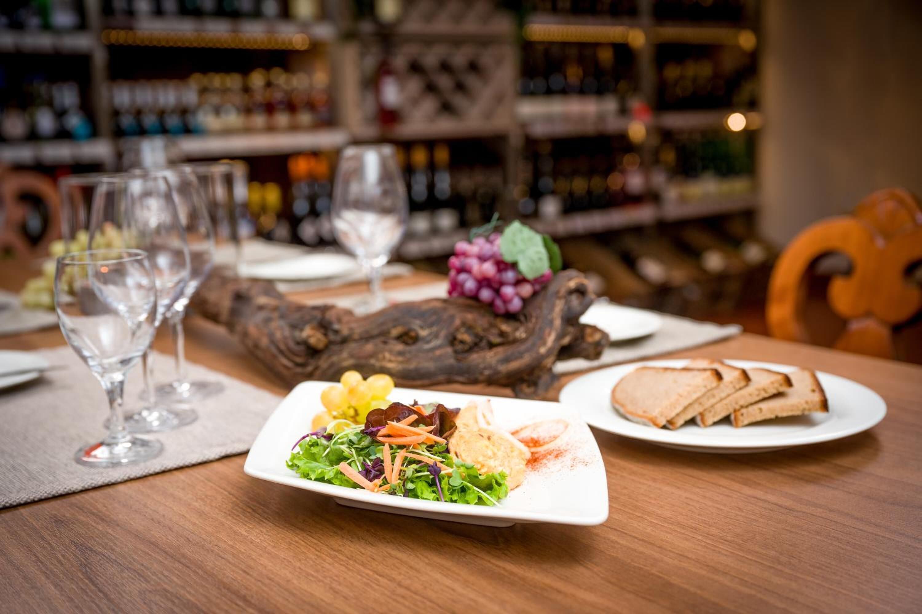 Se sirven desayunos, almuerzos y cenas (con mesas al aire libre) 