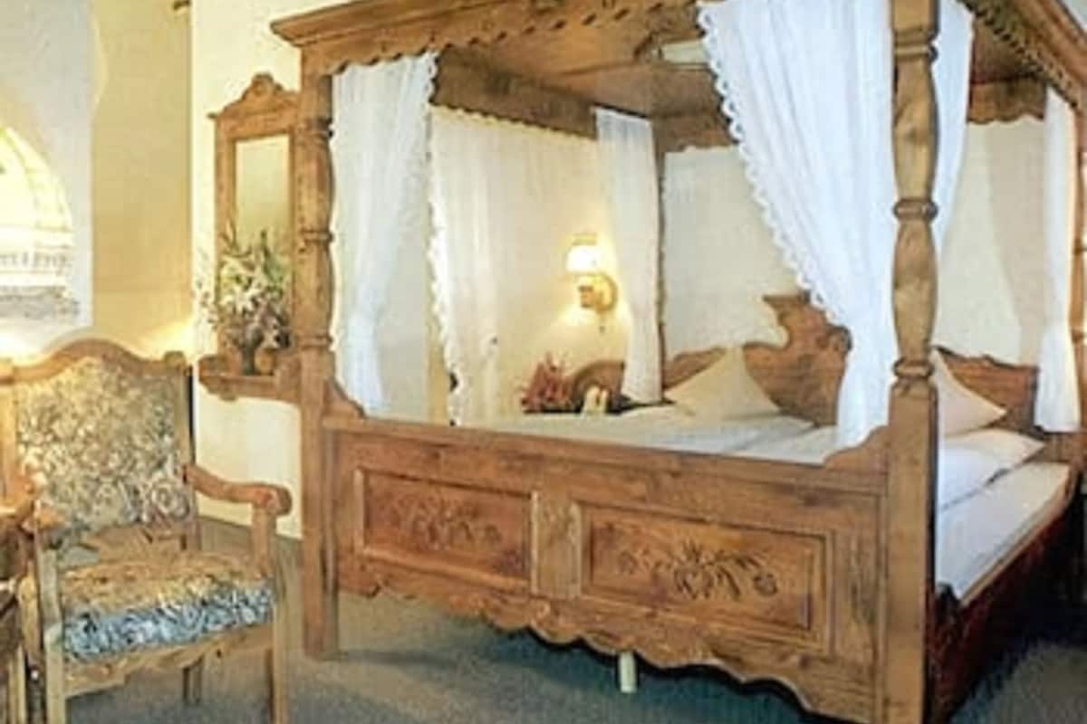 Een kluis op de kamer, een bureau, gratis babybedden, extra bedden