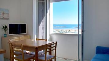 KylskÄp, spishÀll, vattenkokare och grytor/köksredskap