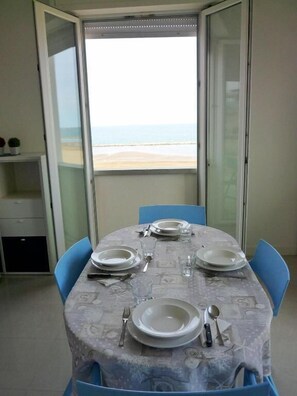 Fridge, stovetop, electric kettle, cookware/dishes/utensils - Sun Beach Residence (Rimini)
