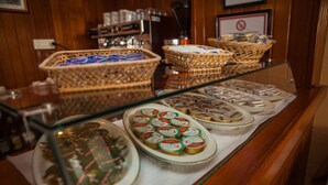 Buffet com diversos alimentos e cestas.