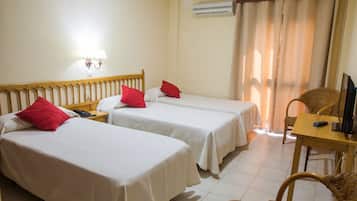 Dreibettzimmer | Zimmersafe, Schreibtisch, kostenlose Babybetten, kostenloses WLAN