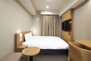 Down comforters, in-room safe, desk, laptop workspace - Dormy Inn Hatchobori Tokyo (Tokyo)