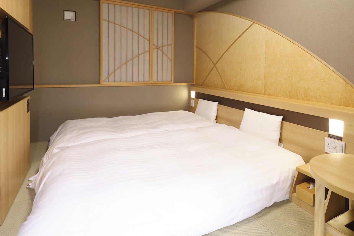 1 bedroom, down duvets, in-room safe, desk