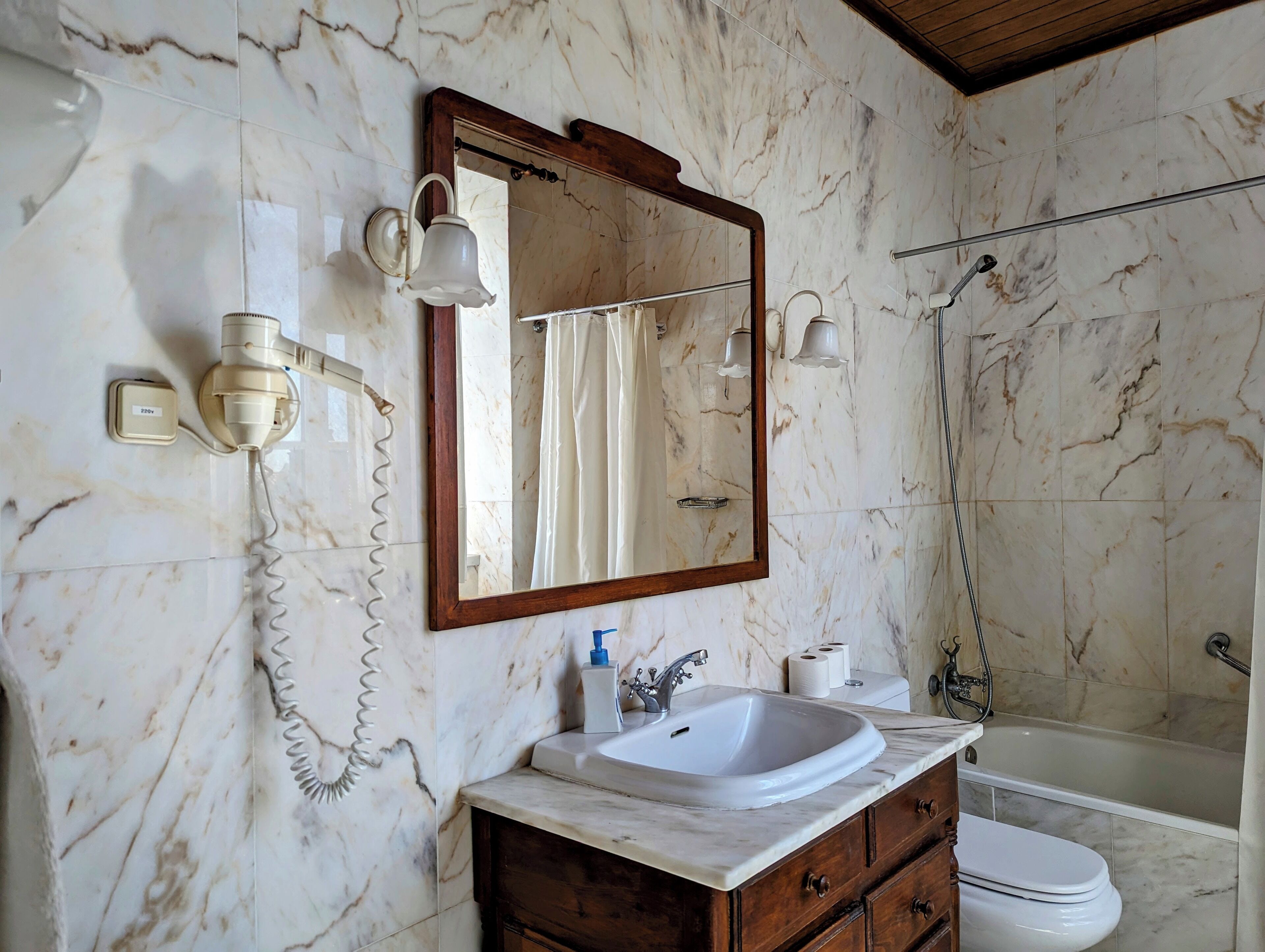 standard twin room | bathroom | free toiletries, hair dryer, towels