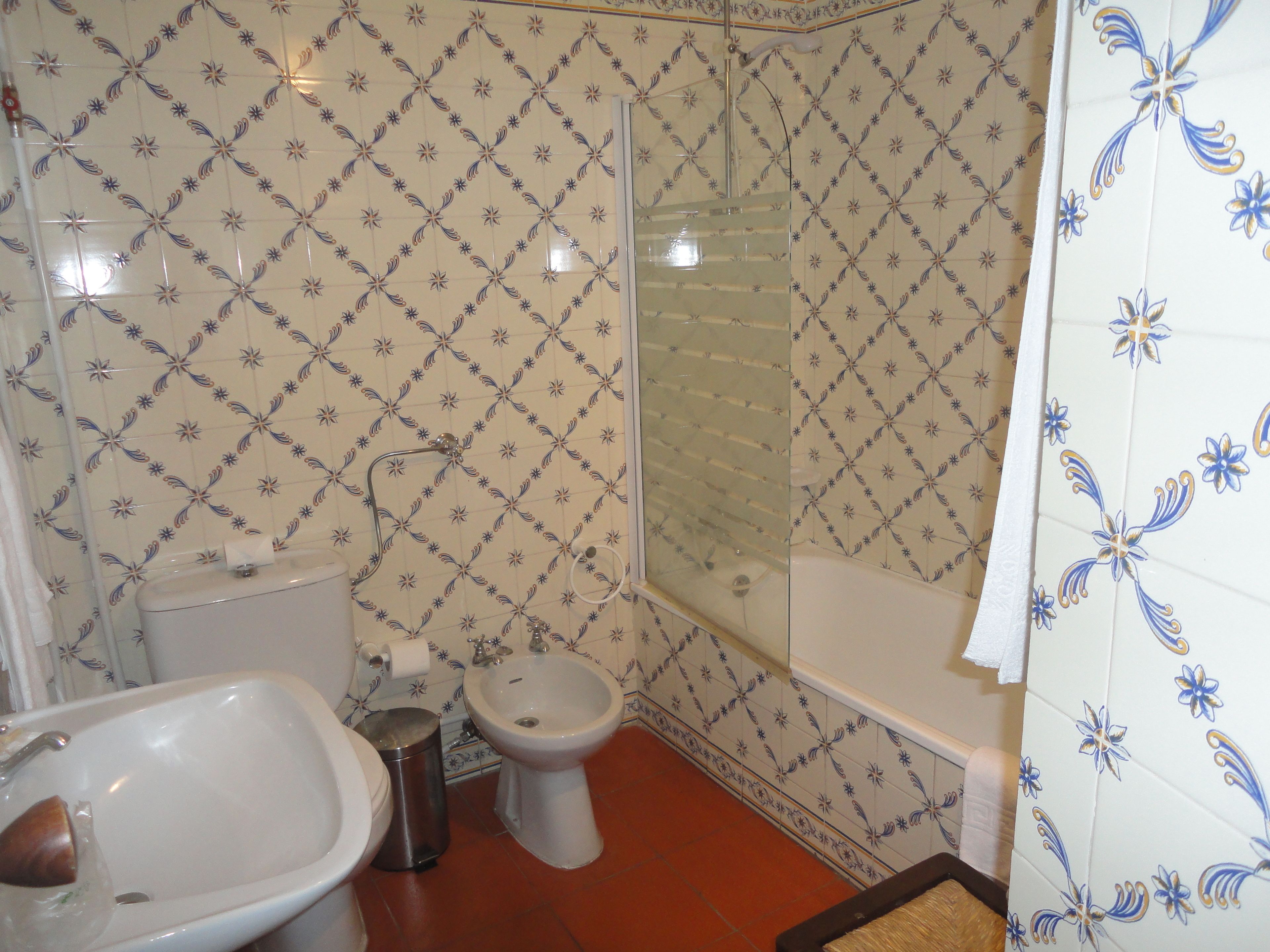 Un bagno con WC, bidet e vasca da bagno.
